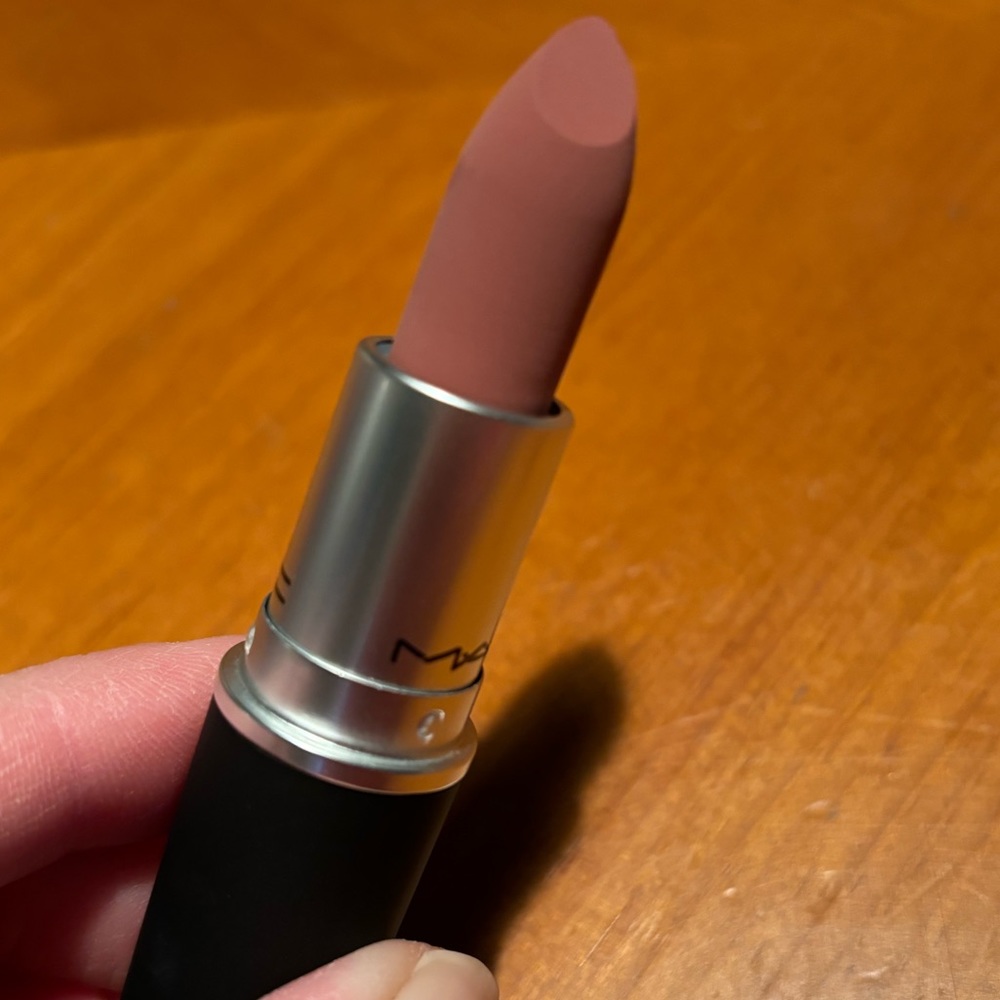 MAC  Lipstick Sultry Move - Picture 5 of 16